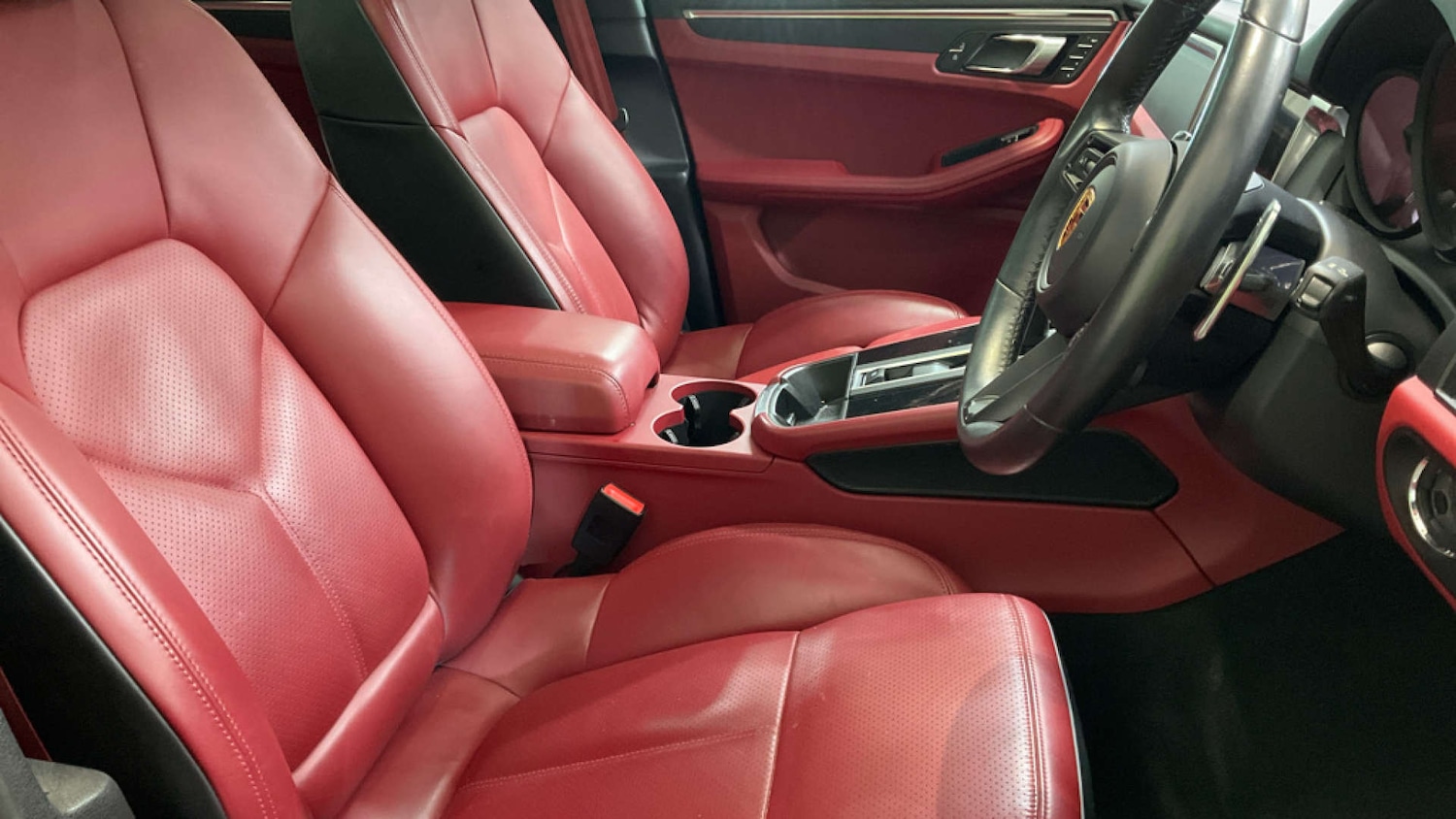 Used Porsche Macan 2022 for sale - 76720470: Photo 2