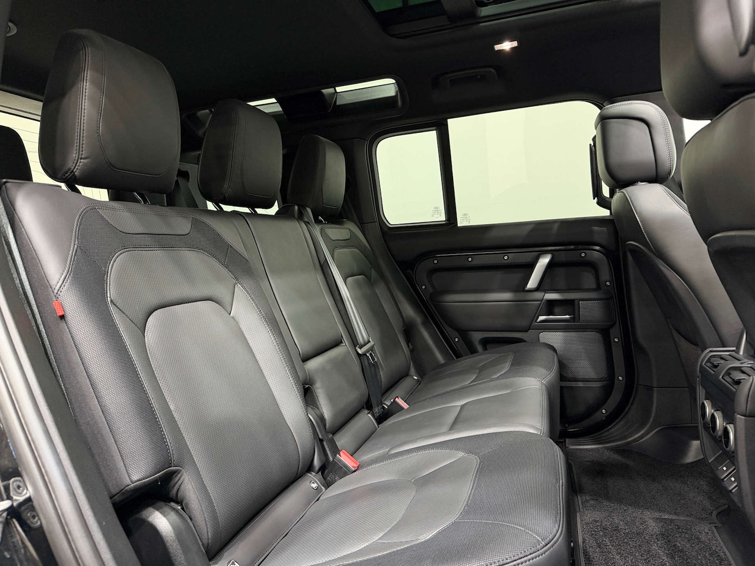 Used Land Rover Defender 2023 for sale - 77920641: Photo 17