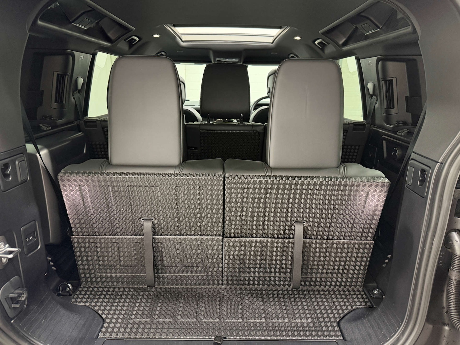 Used Land Rover Defender 2023 for sale - 77920641: Photo 30