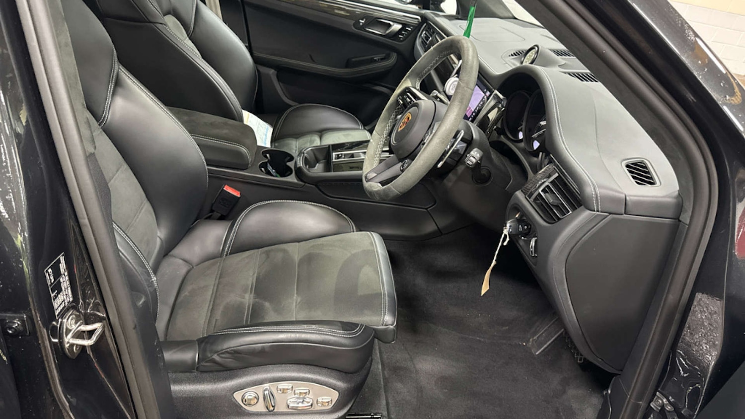 Used Porsche Macan 2023 for sale - 76642922: Photo 2