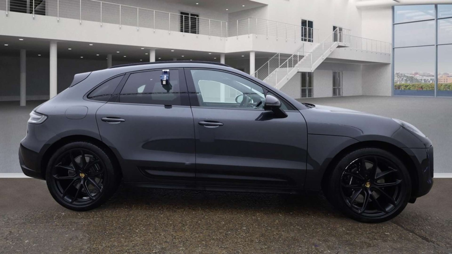 Used Porsche Macan 2023 for sale - 76642922: Photo 3