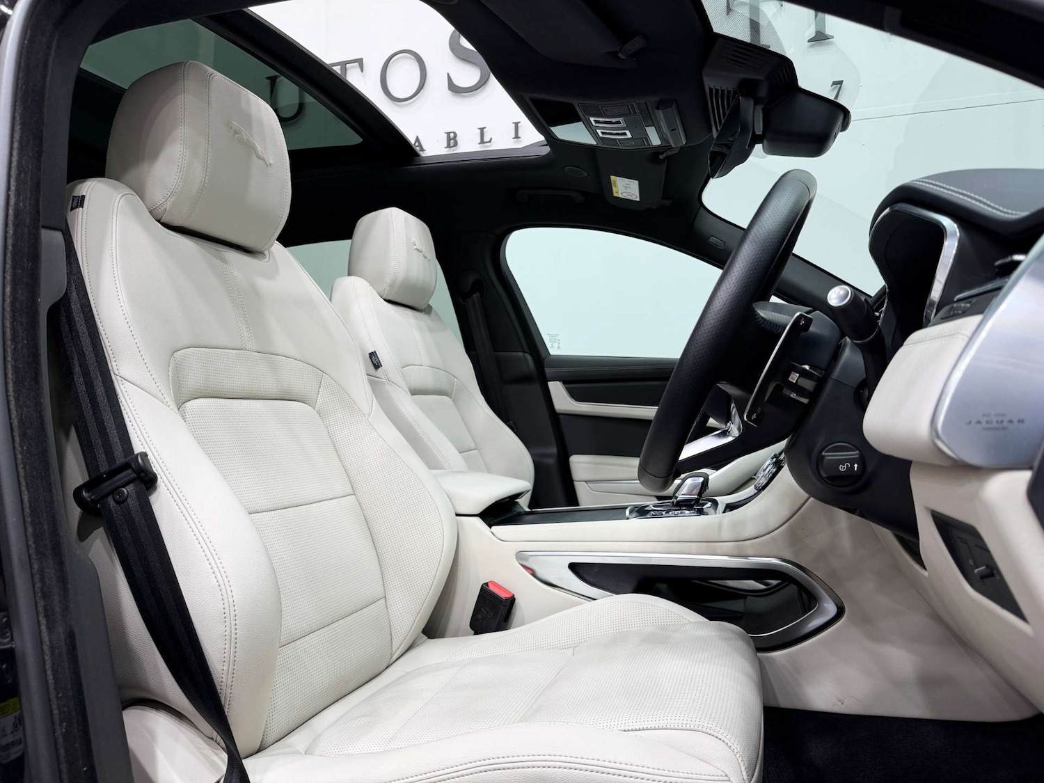 Used Jaguar F-Pace 2023 for sale - 77833931: Photo 2