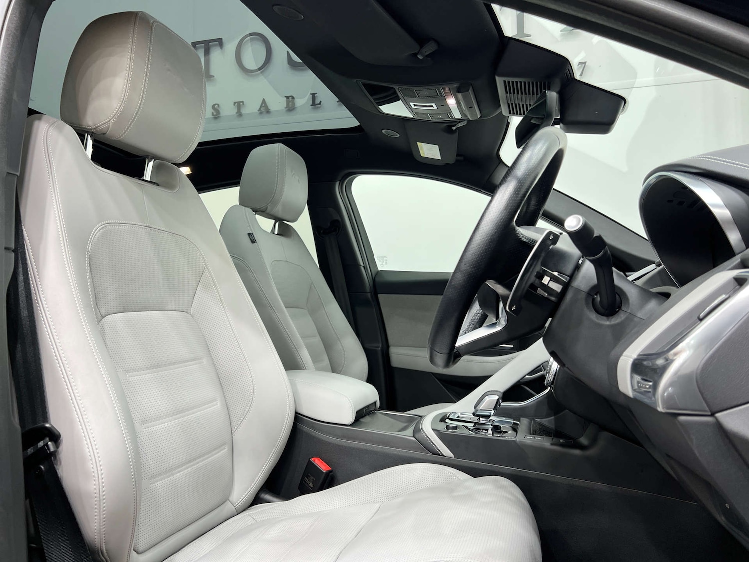 Used Jaguar E-Pace 2022 for sale - 76232952: Photo 2