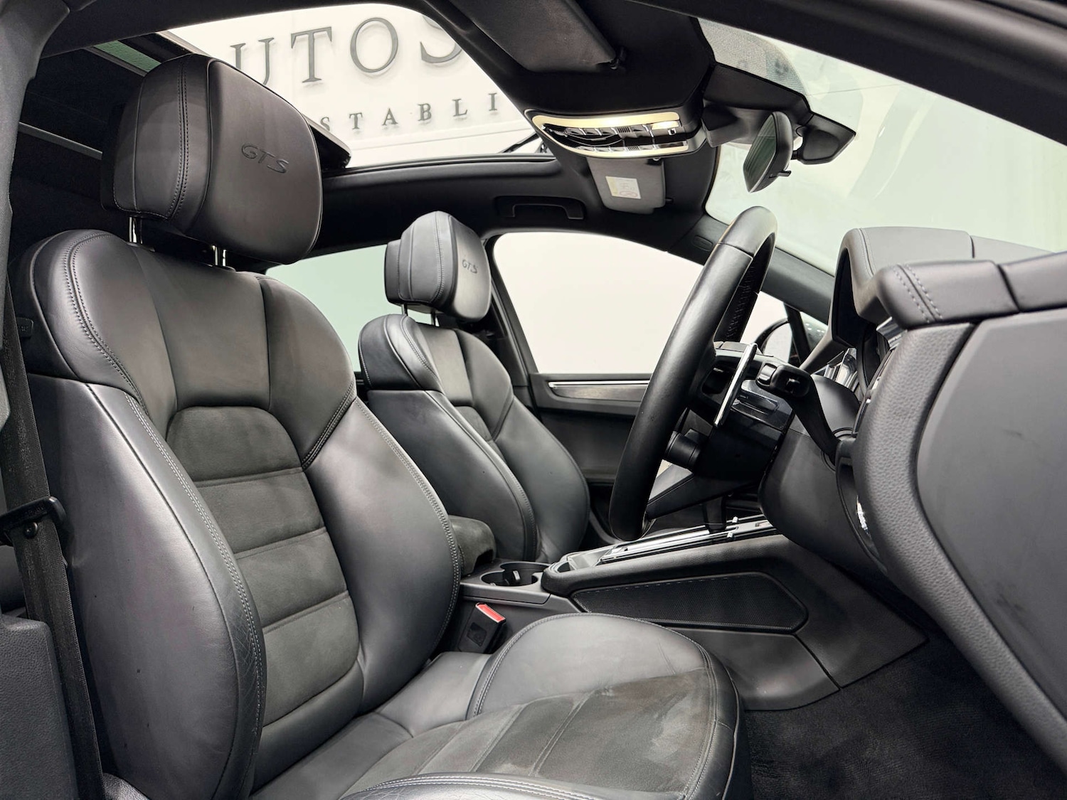 Used Porsche Macan 2022 for sale - 77833869: Photo 2