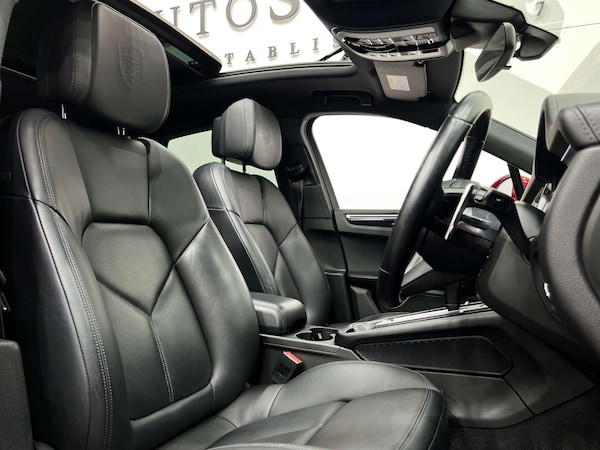Used Porsche Macan 2021 for sale - 75427315: Photo 2
