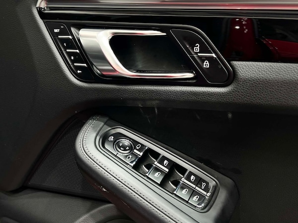 Used Porsche Macan 2021 for sale - 75427315: Photo 38