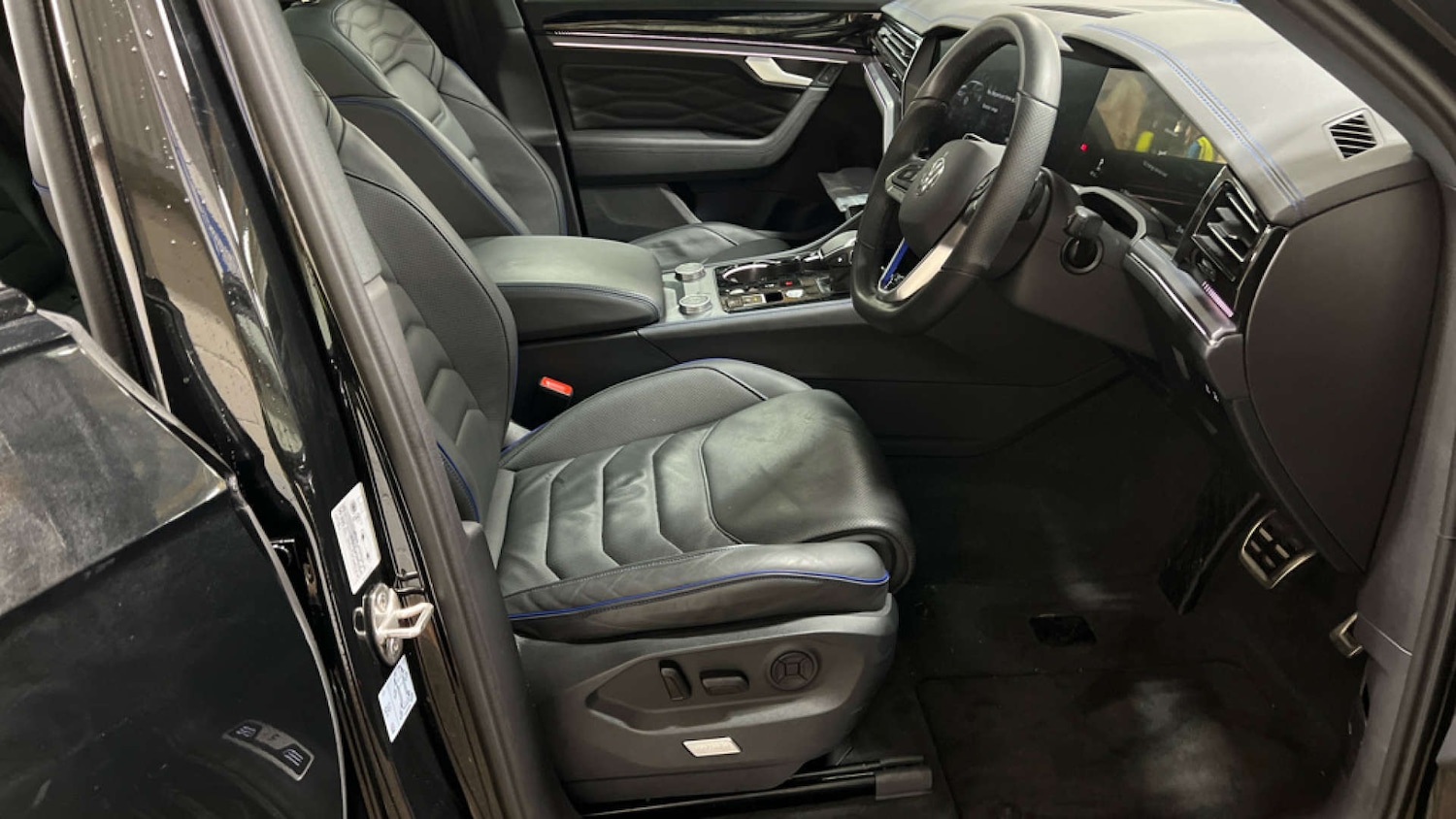 Used Volkswagen Touareg 2024 for sale - 76625876: Photo 2