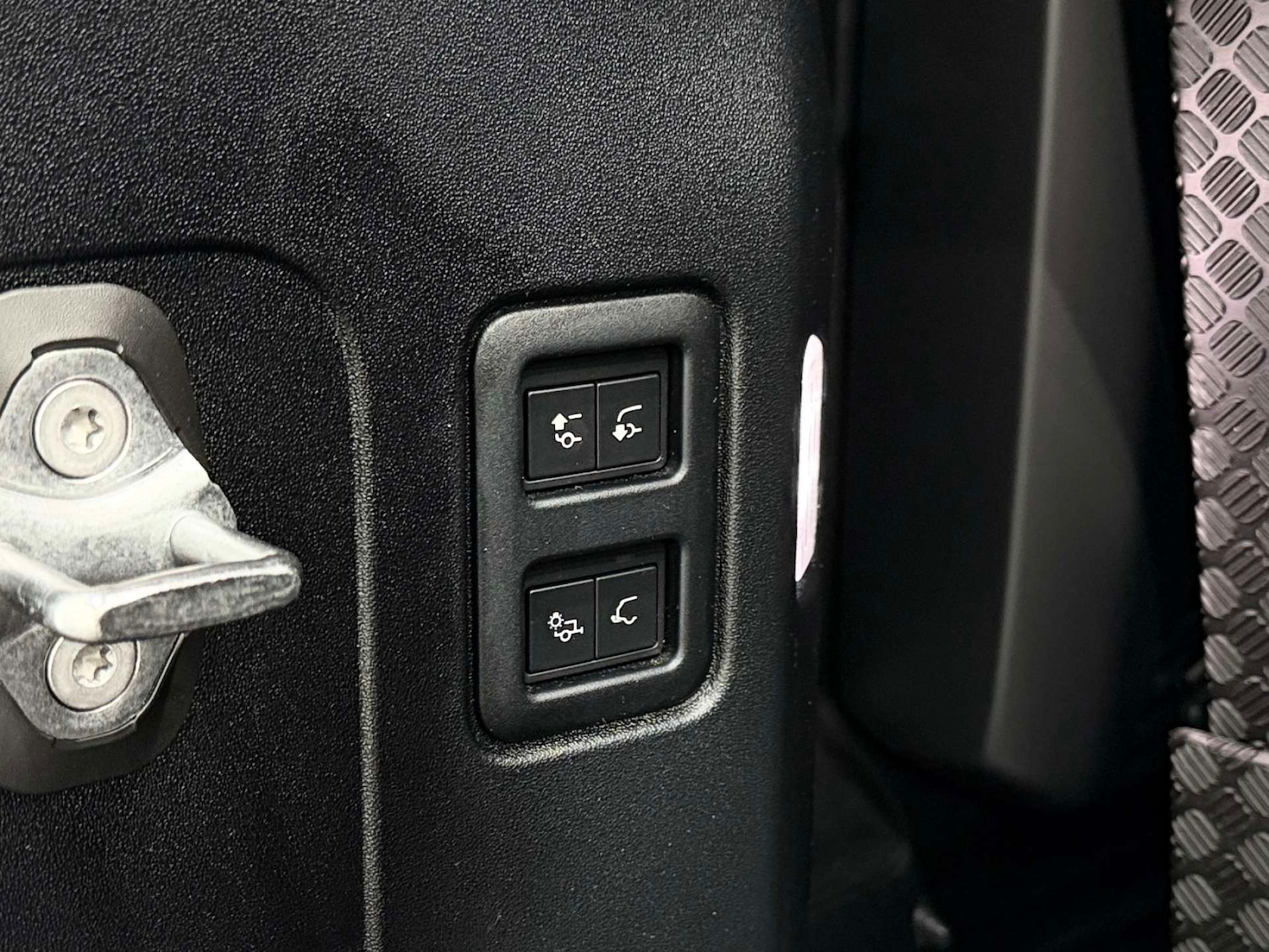 Used Land Rover Defender 2023 for sale - 77998523: Photo 31