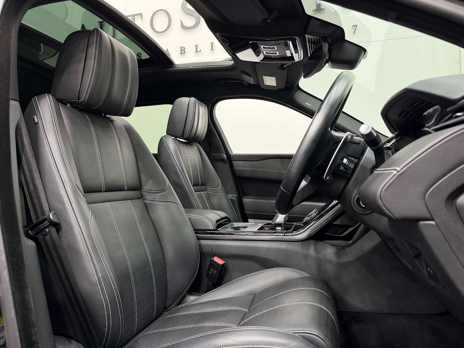 Used Land Rover Range Rover Velar 2022 for sale - 77833956: Photo 2