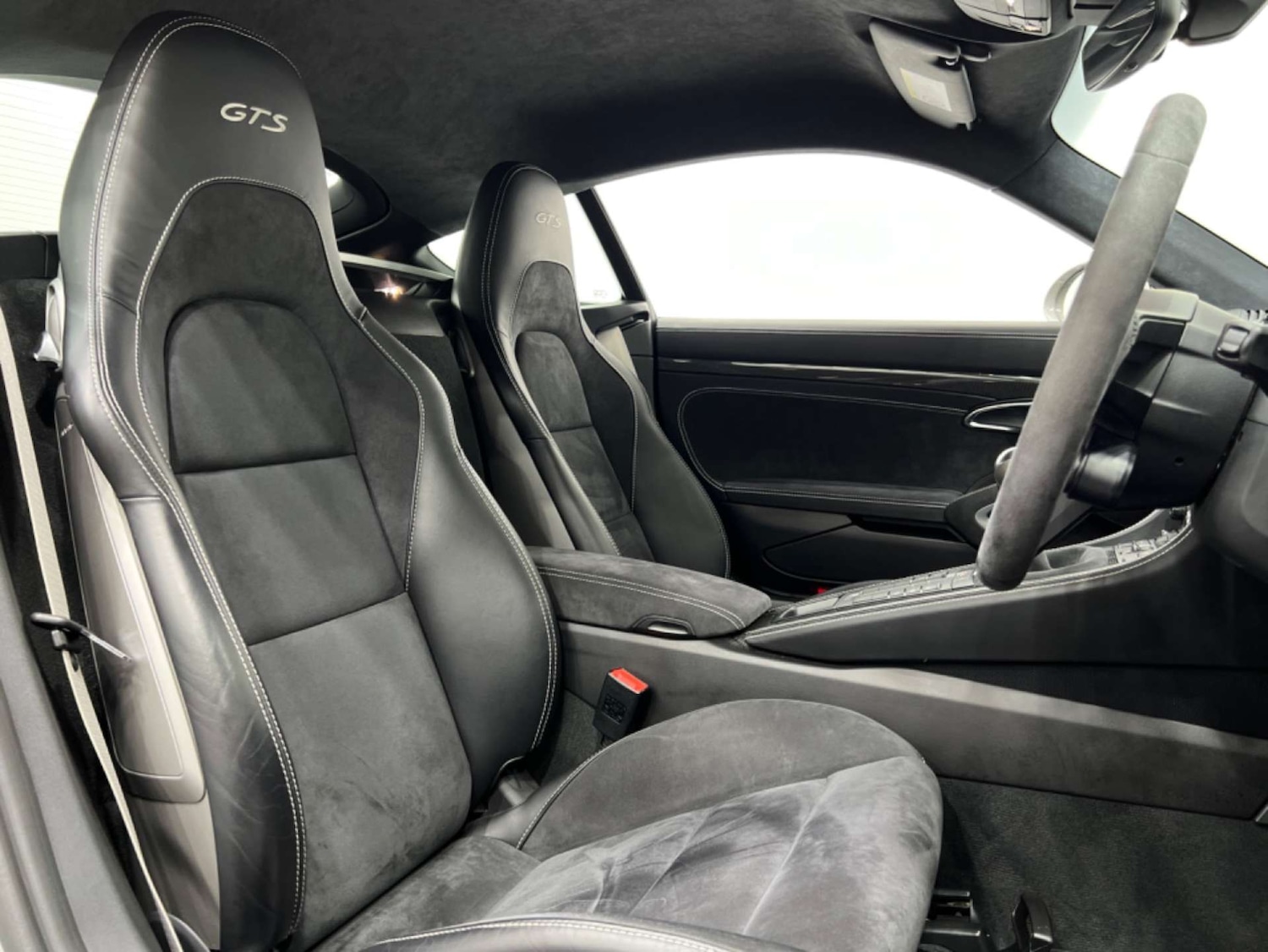 Used Porsche Cayman 2020 for sale - 76686713: Photo 2