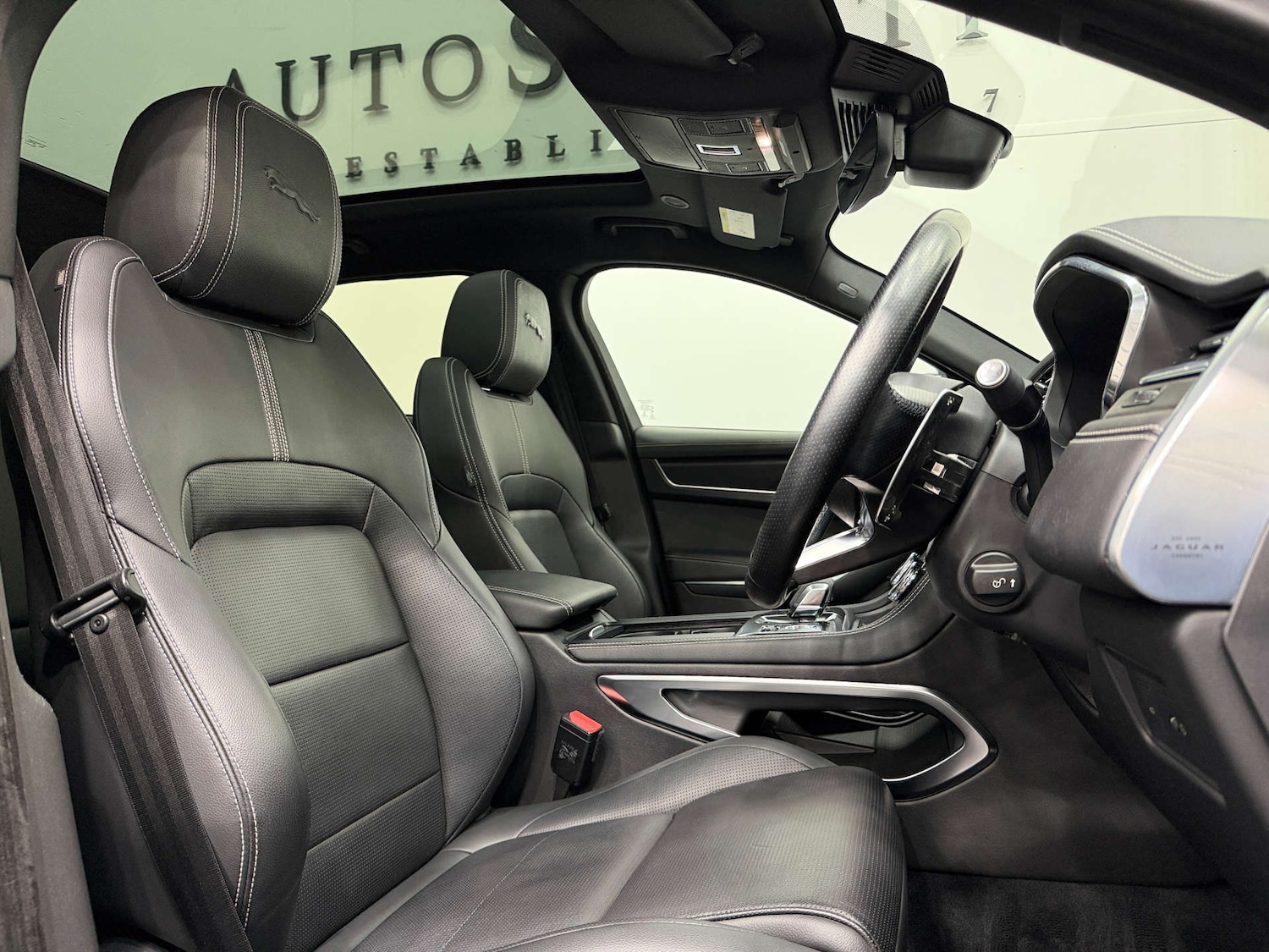 Used Jaguar F-Pace 2023 for sale - 77833896: Photo 2