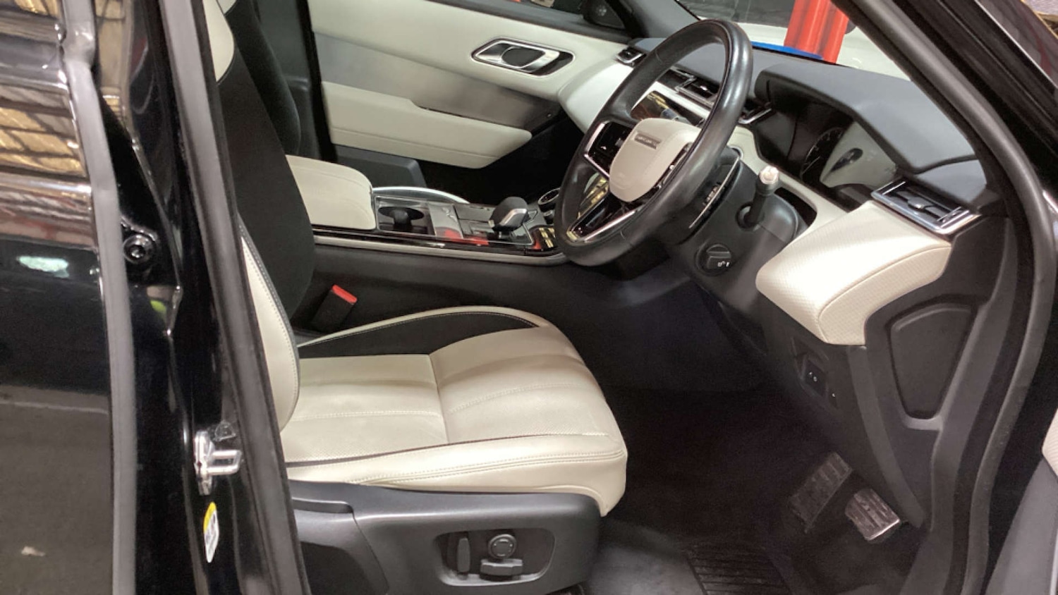 Used Land Rover Range Rover Velar 2022 for sale - 76628283: Photo 2