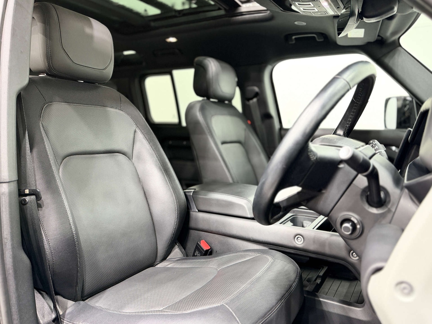 Used Land Rover Defender 2022 for sale - 76830078: Photo 2