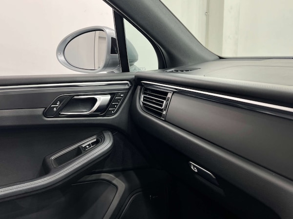 Used Porsche Macan 2021 for sale - 75585876: Photo 37