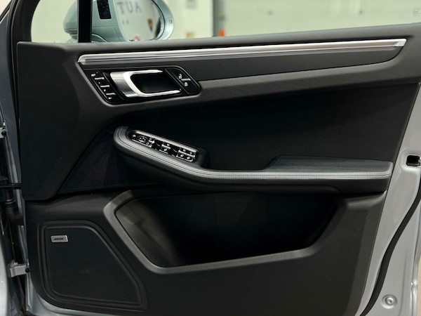 Used Porsche Macan 2021 for sale - 75585876: Photo 38