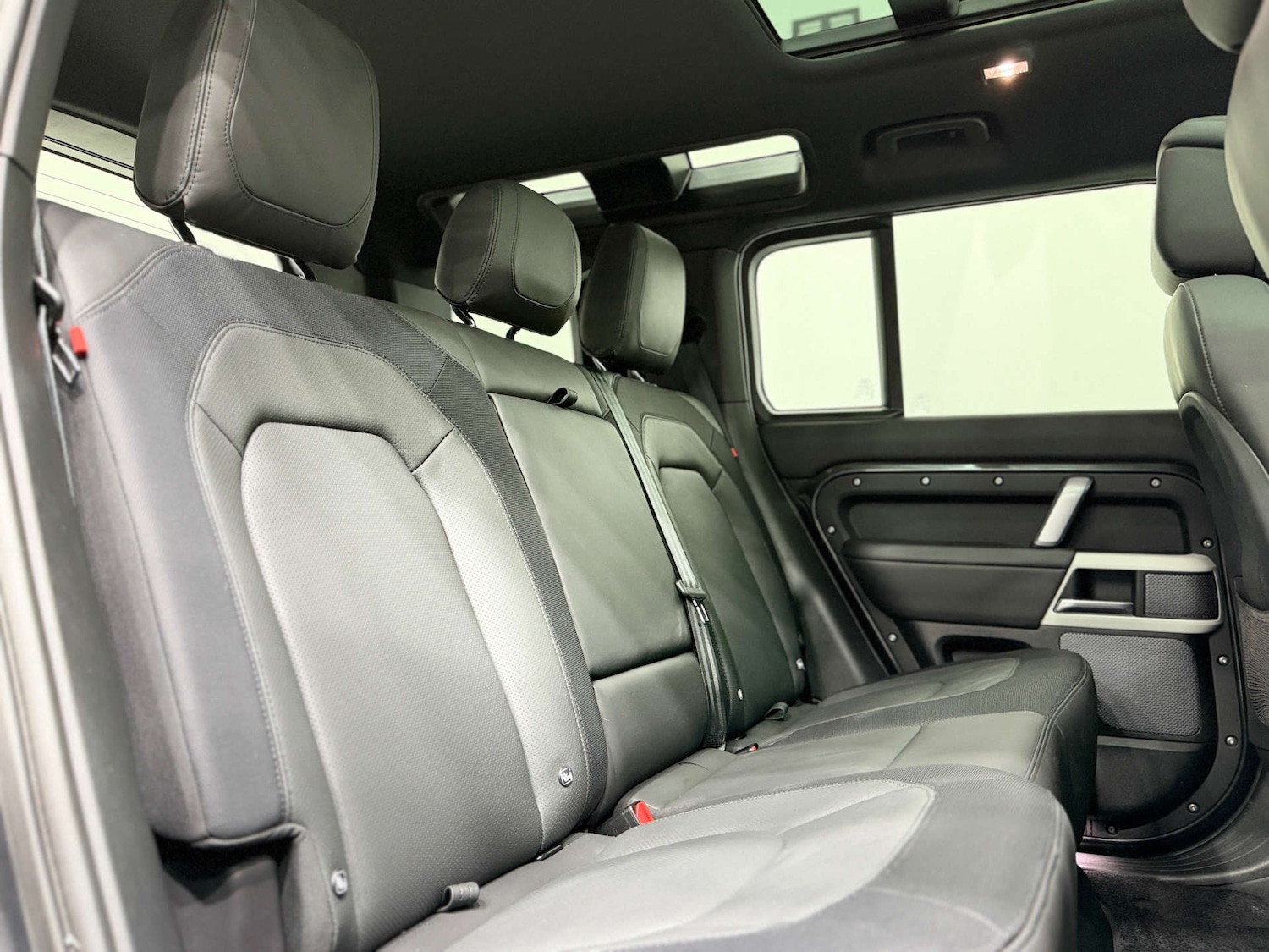 Used Land Rover Defender 2023 for sale - 77833950: Photo 16