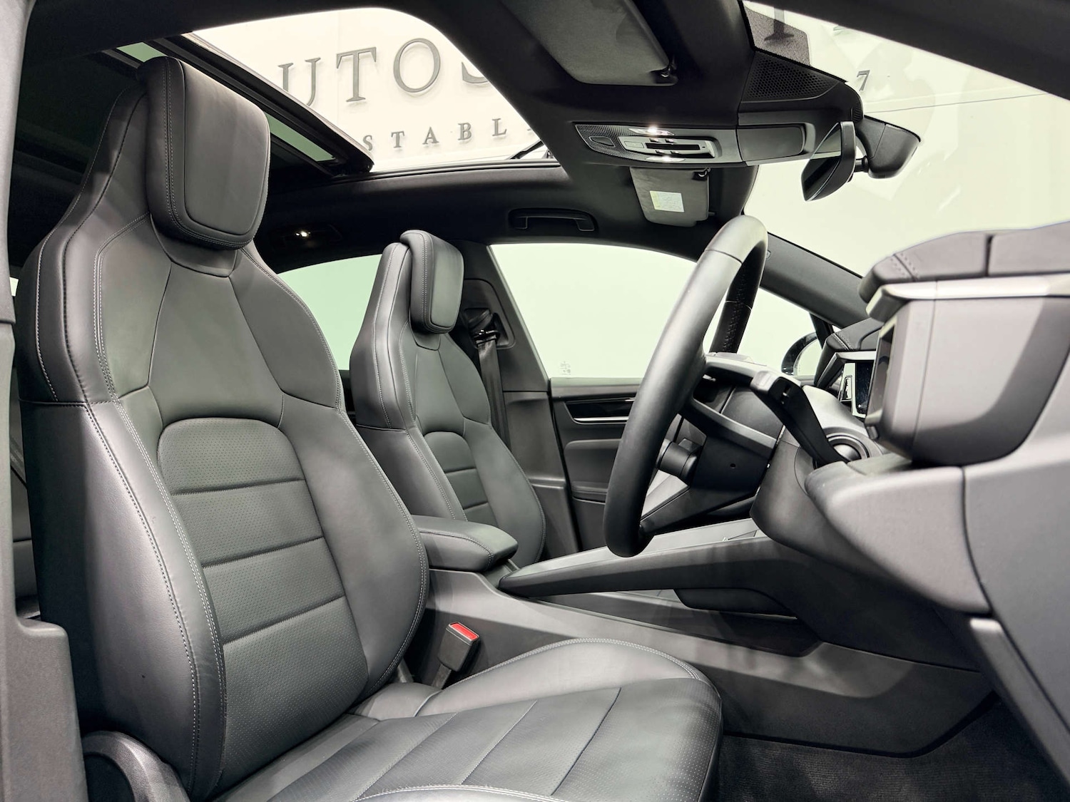 Used Porsche Macan 2024 for sale - 77833884: Photo 2