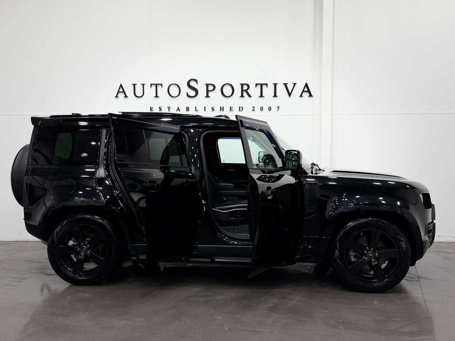 Used Land Rover Defender 2023 for sale - 76642920: Photo 14