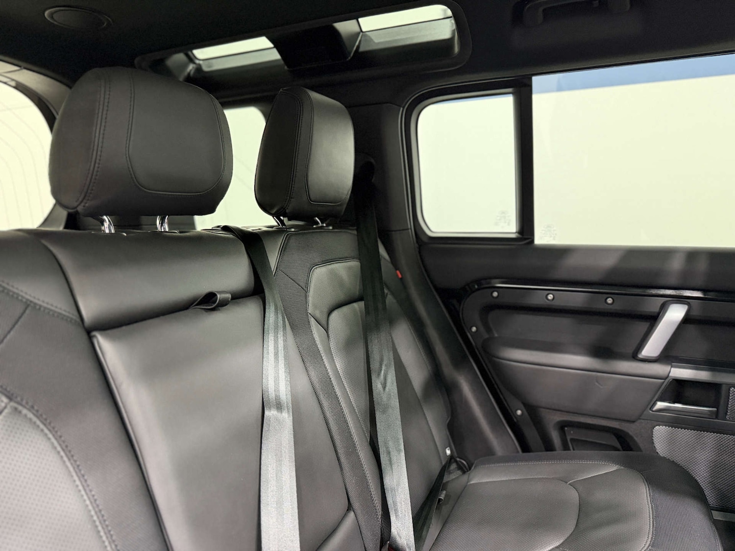 Used Land Rover Defender 2023 for sale - 76642920: Photo 15