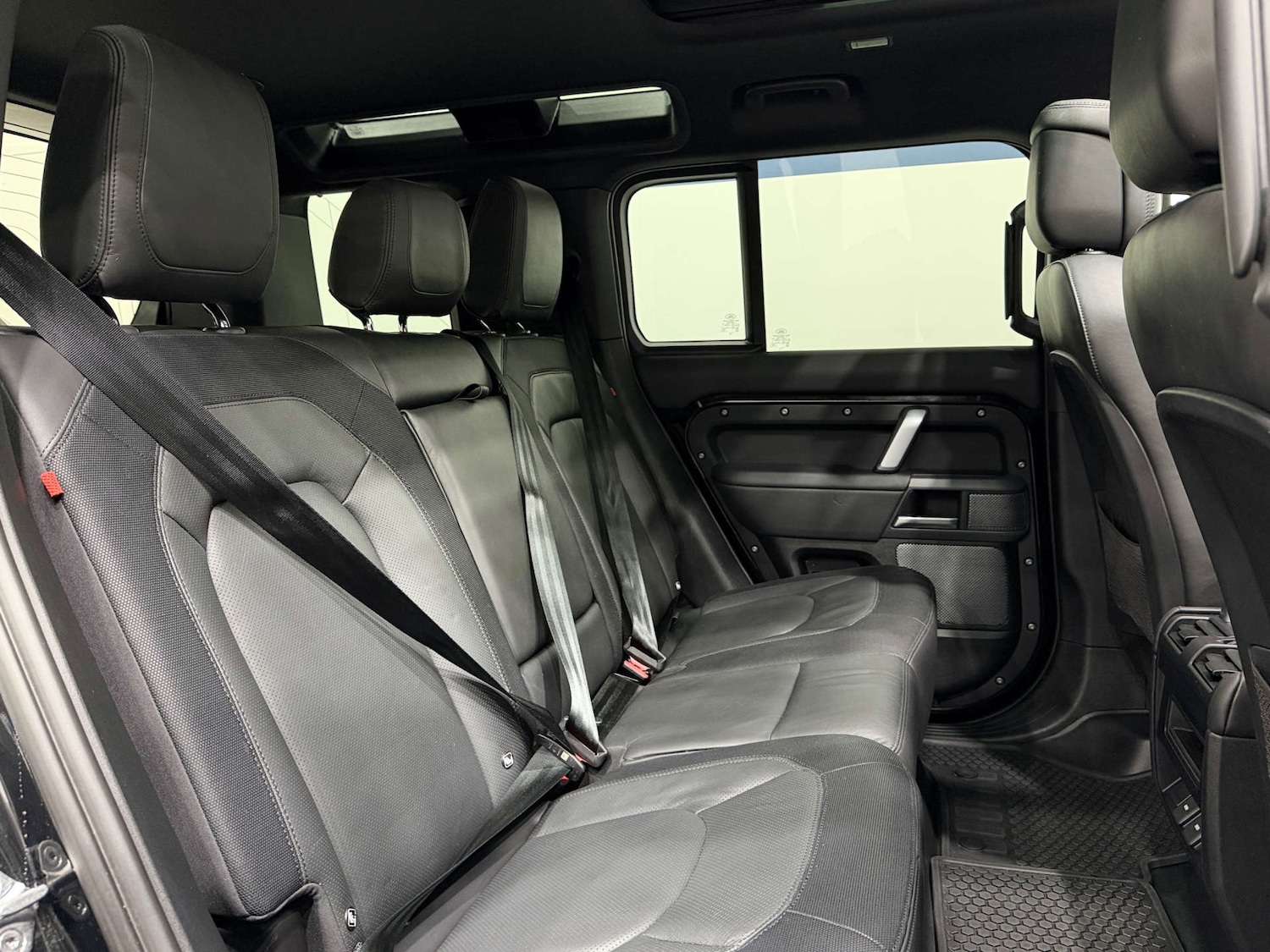 Used Land Rover Defender 2023 for sale - 76642920: Photo 16