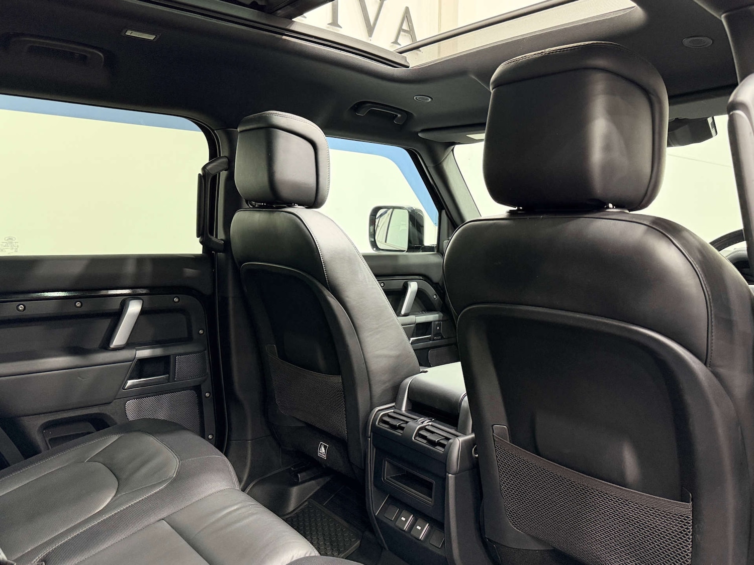 Used Land Rover Defender 2023 for sale - 76642920: Photo 17