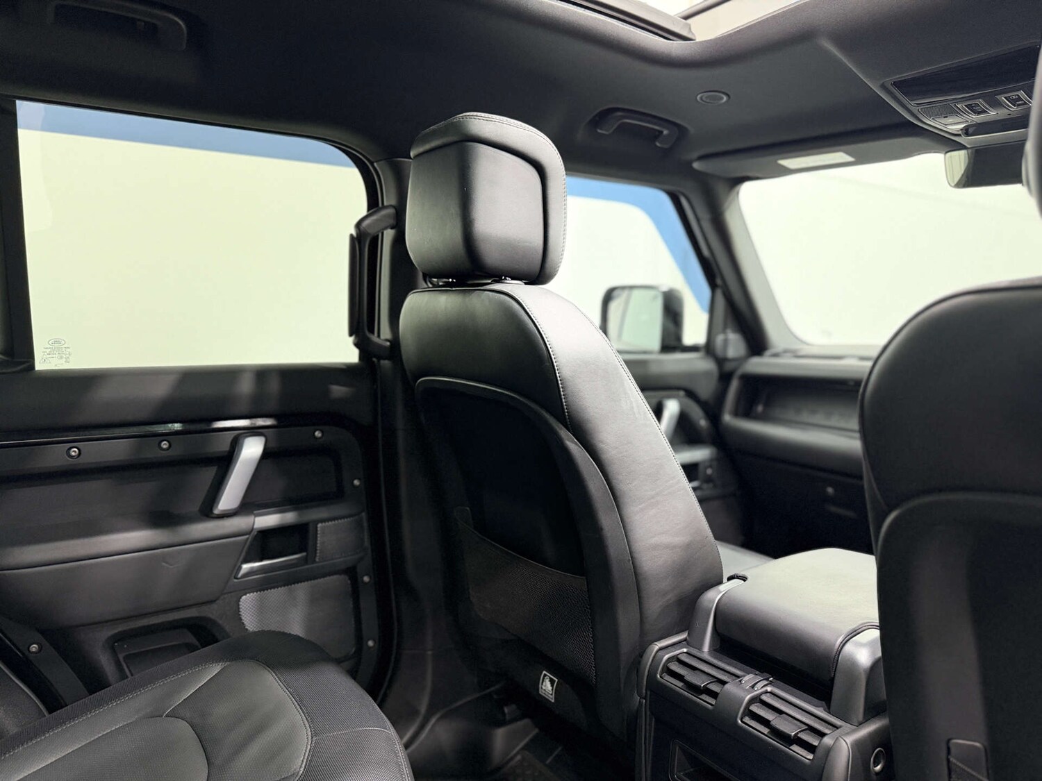 Used Land Rover Defender 2023 for sale - 76642920: Photo 18