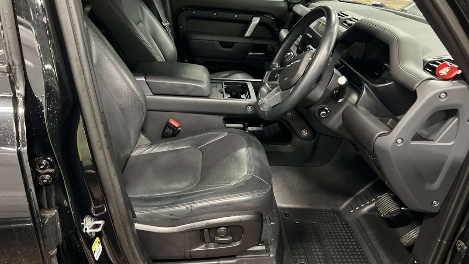 Used Land Rover Defender 2023 for sale - 76642920: Photo 2