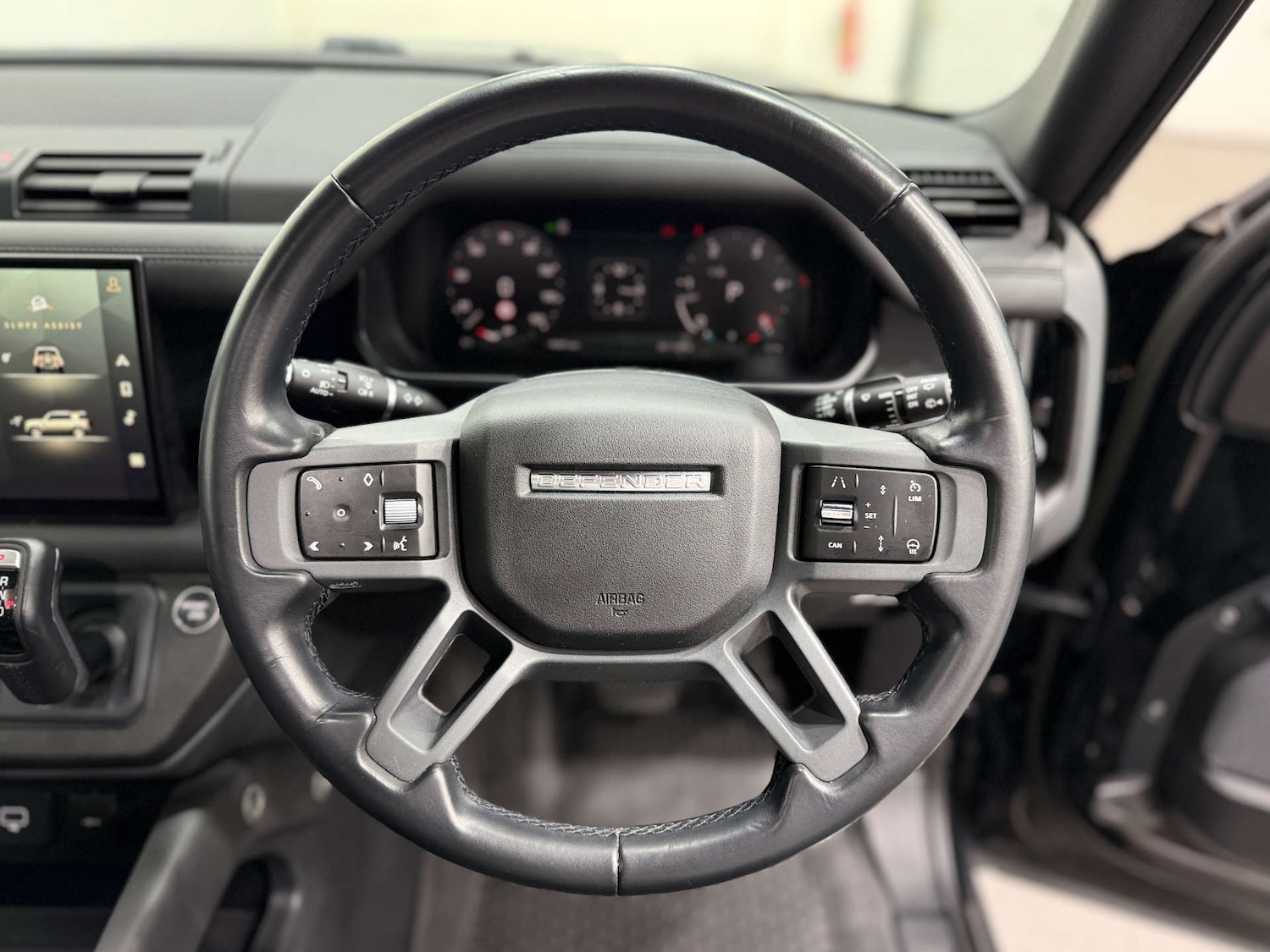 Used Land Rover Defender 2023 for sale - 76642920: Photo 24