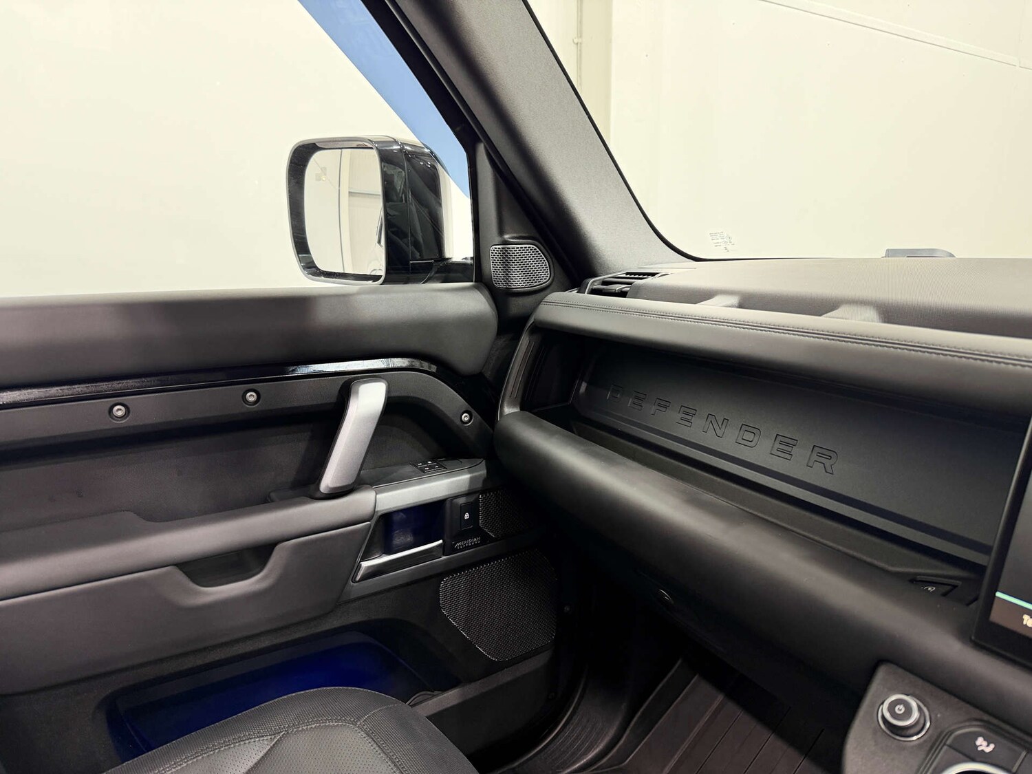 Used Land Rover Defender 2023 for sale - 76642920: Photo 38