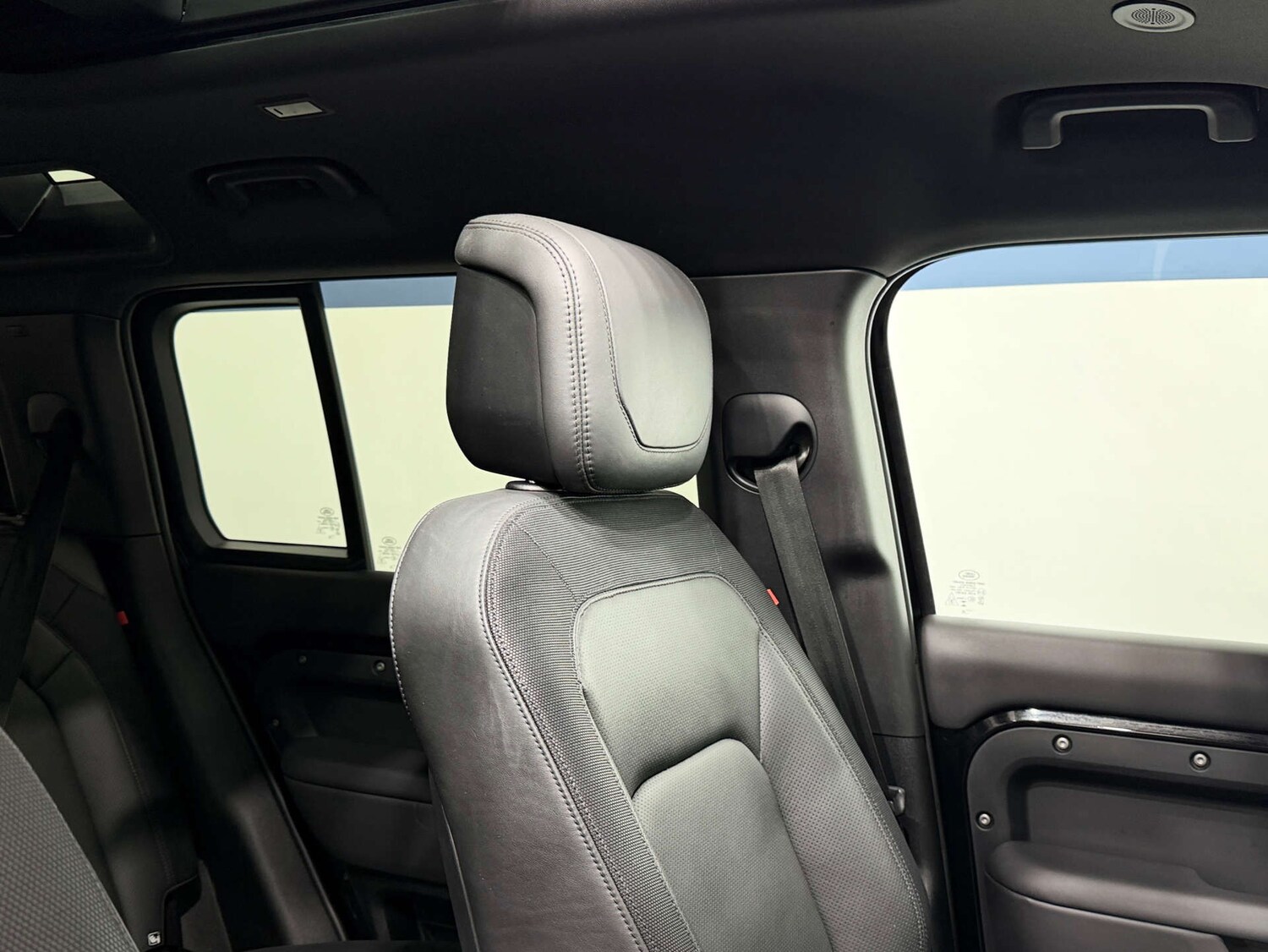 Used Land Rover Defender 2023 for sale - 76642920: Photo 45