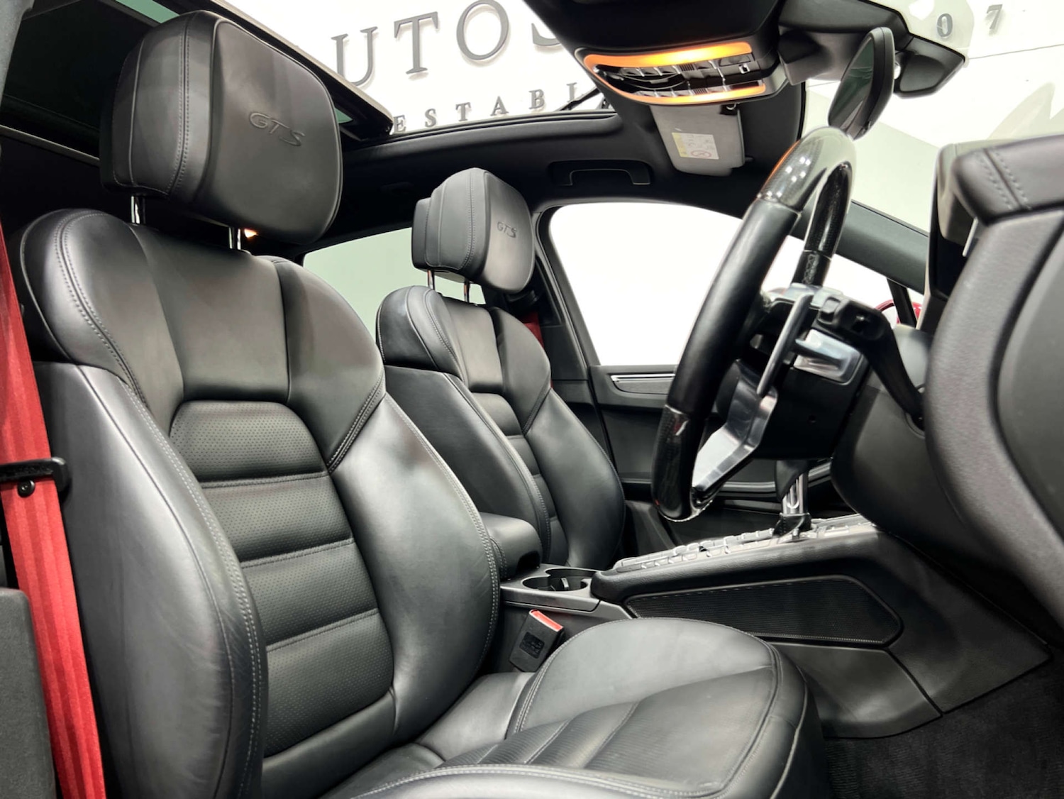 Used Porsche Macan 2017 for sale - 77984537: Photo 2