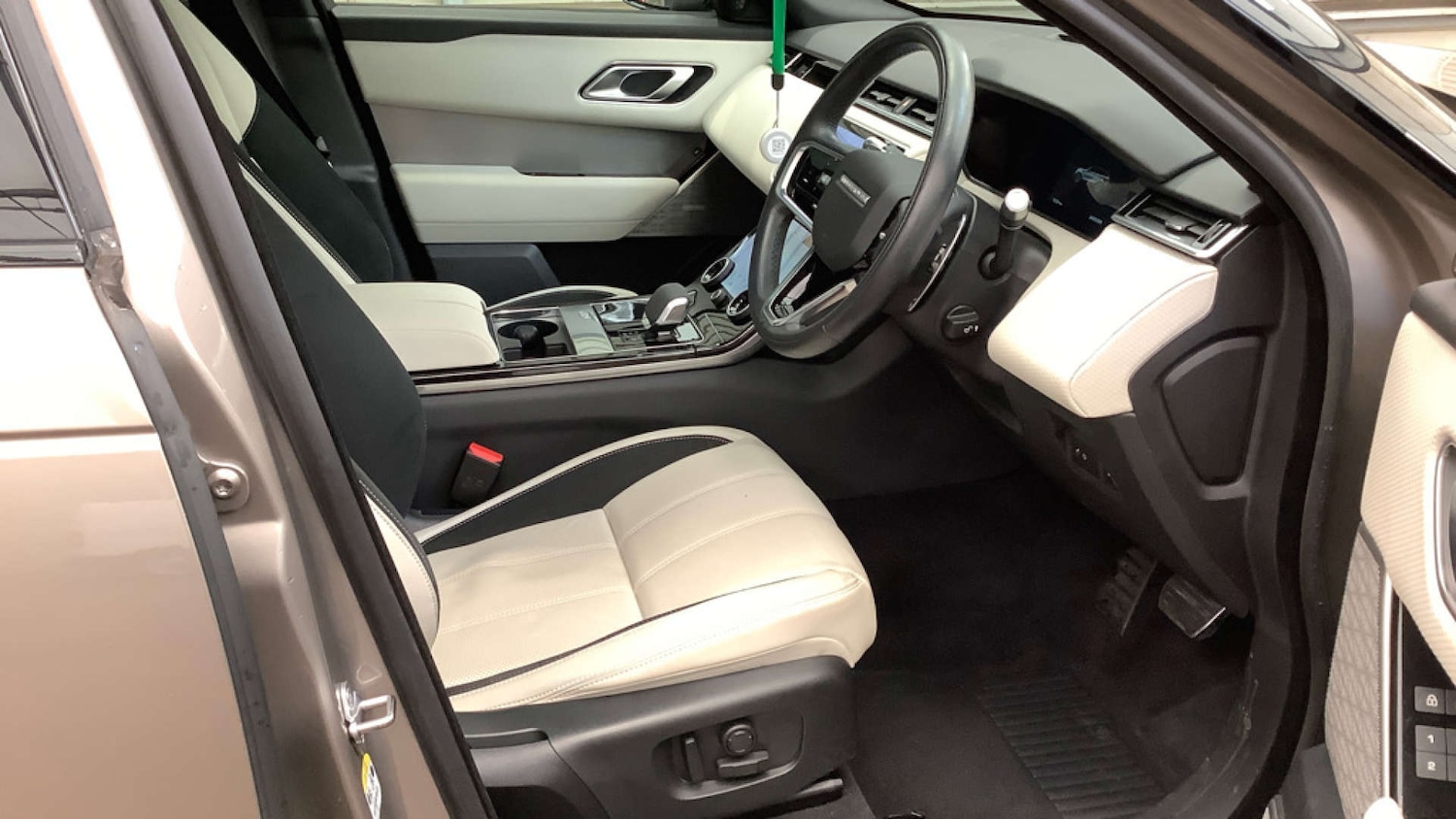 Used Land Rover Range Rover Velar 2022 for sale - 78201070: Photo 2