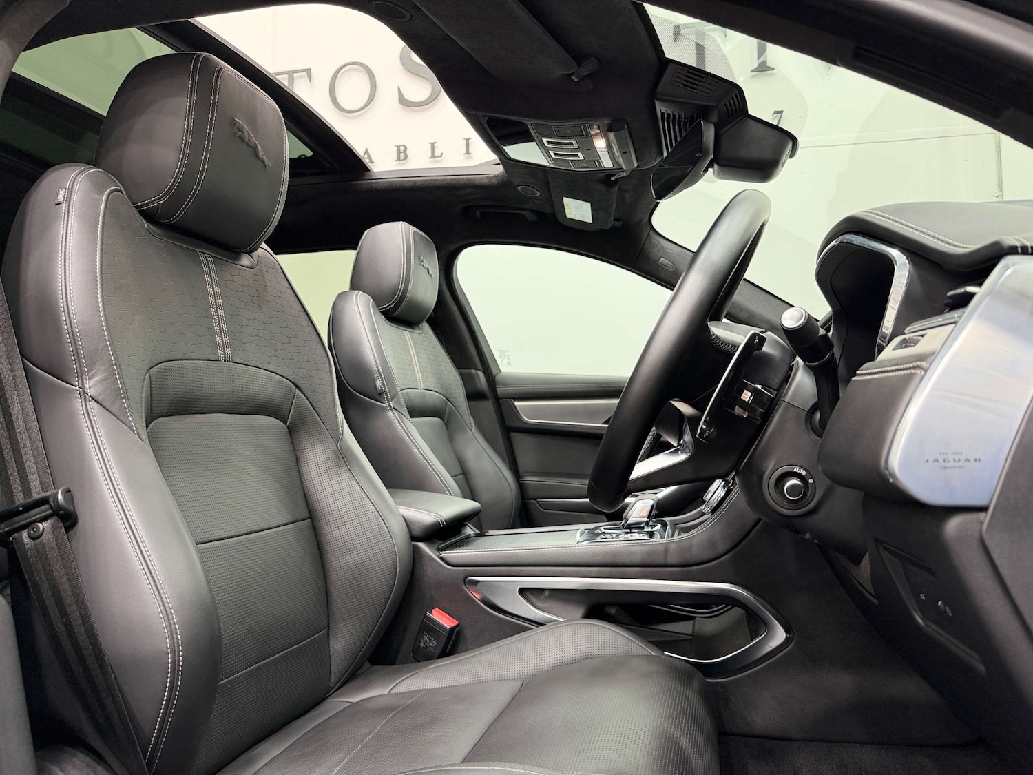 Used Jaguar F-Pace 2023 for sale - 76547245: Photo 2