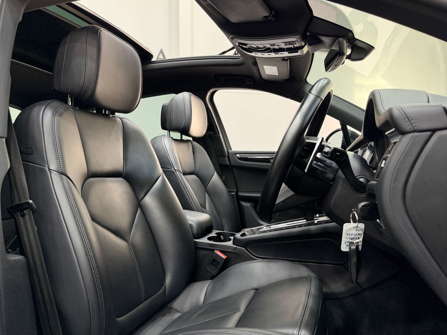 Used Porsche Macan 2021 for sale - 76354278: Photo 2