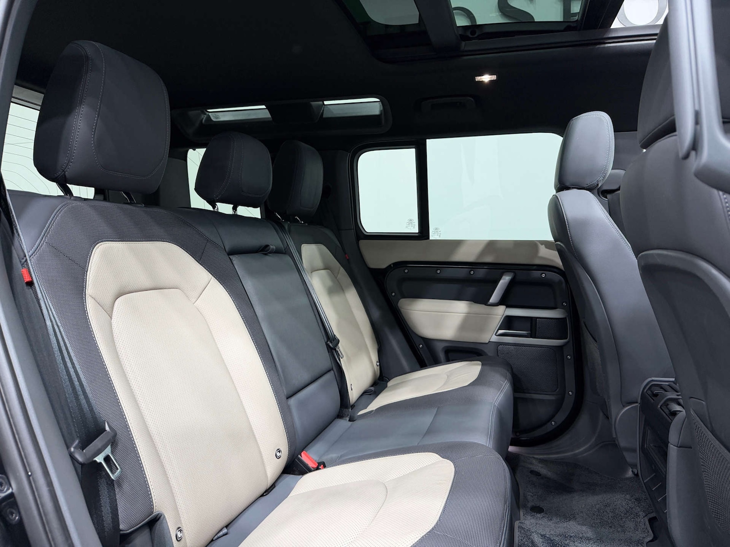 Used Land Rover Defender 2022 for sale - 76422531: Photo 16