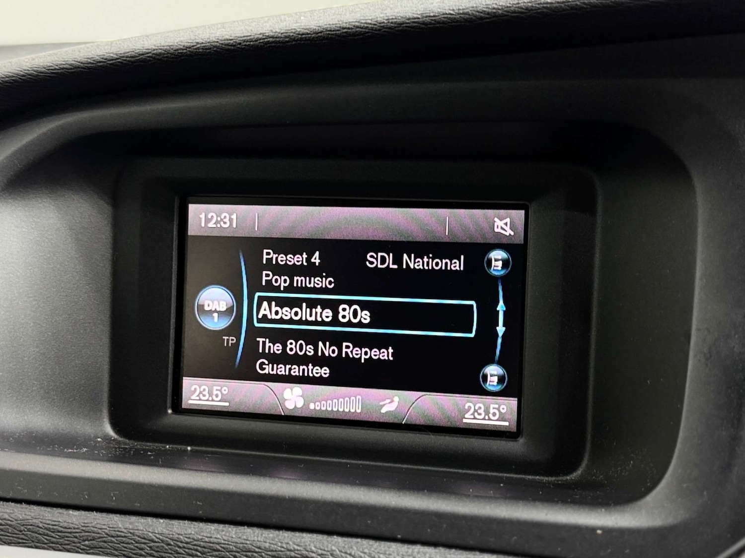 Used Volvo V40 2018 for sale - 77422812: Photo 41