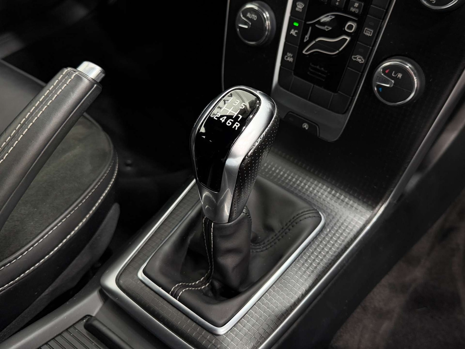 Used Volvo V40 2018 for sale - 77422812: Photo 43