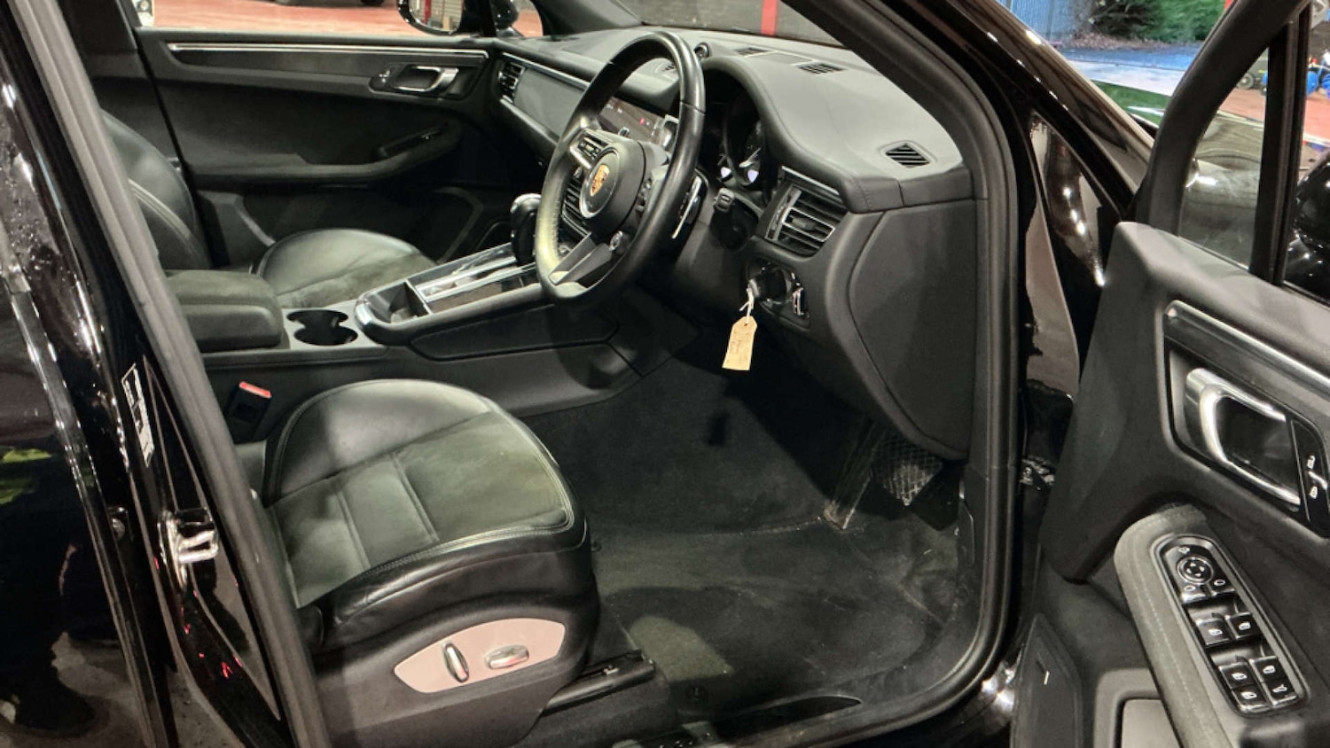 Used Porsche Macan 2022 for sale - 76910572: Photo 2