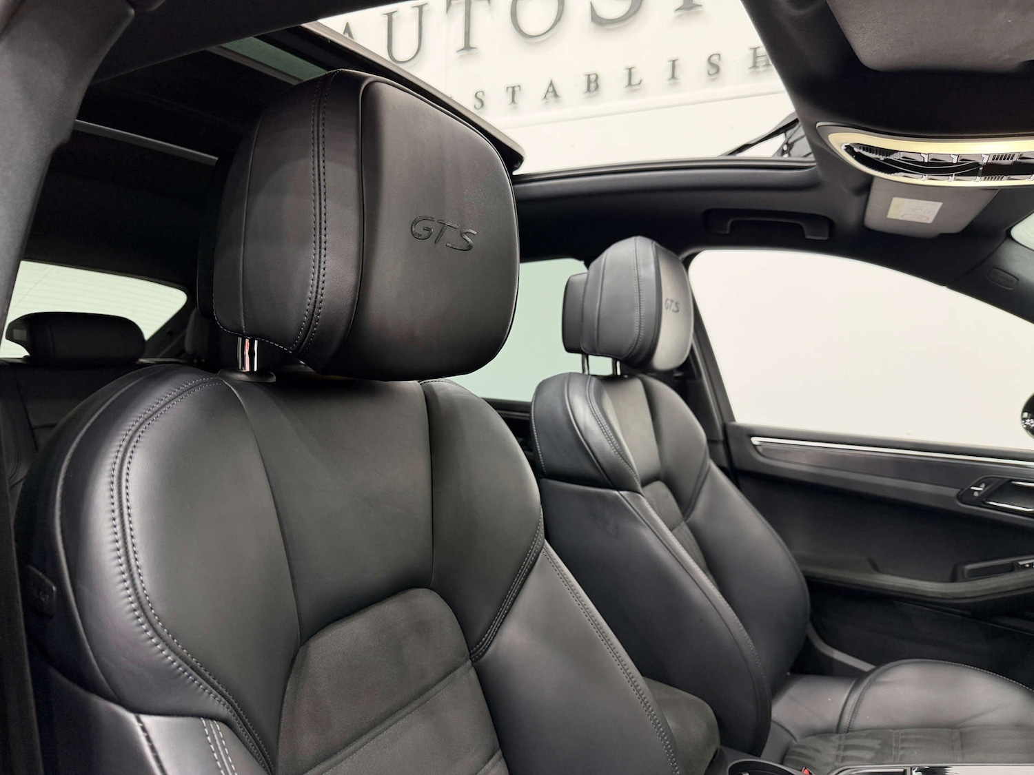 Used Porsche Macan 2022 for sale - 76910572: Photo 42