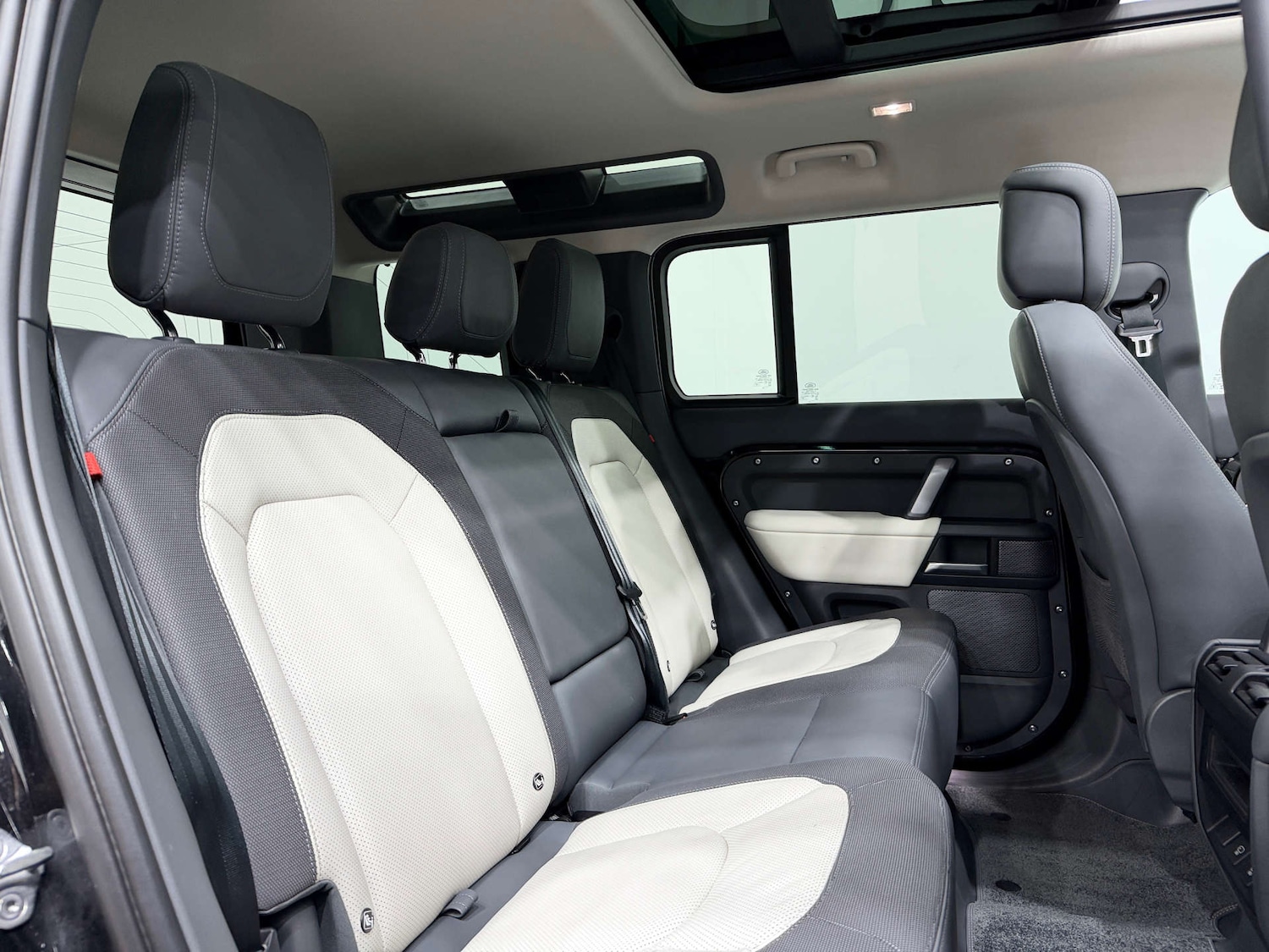 Used Land Rover Defender 2024 for sale - 77833939: Photo 16