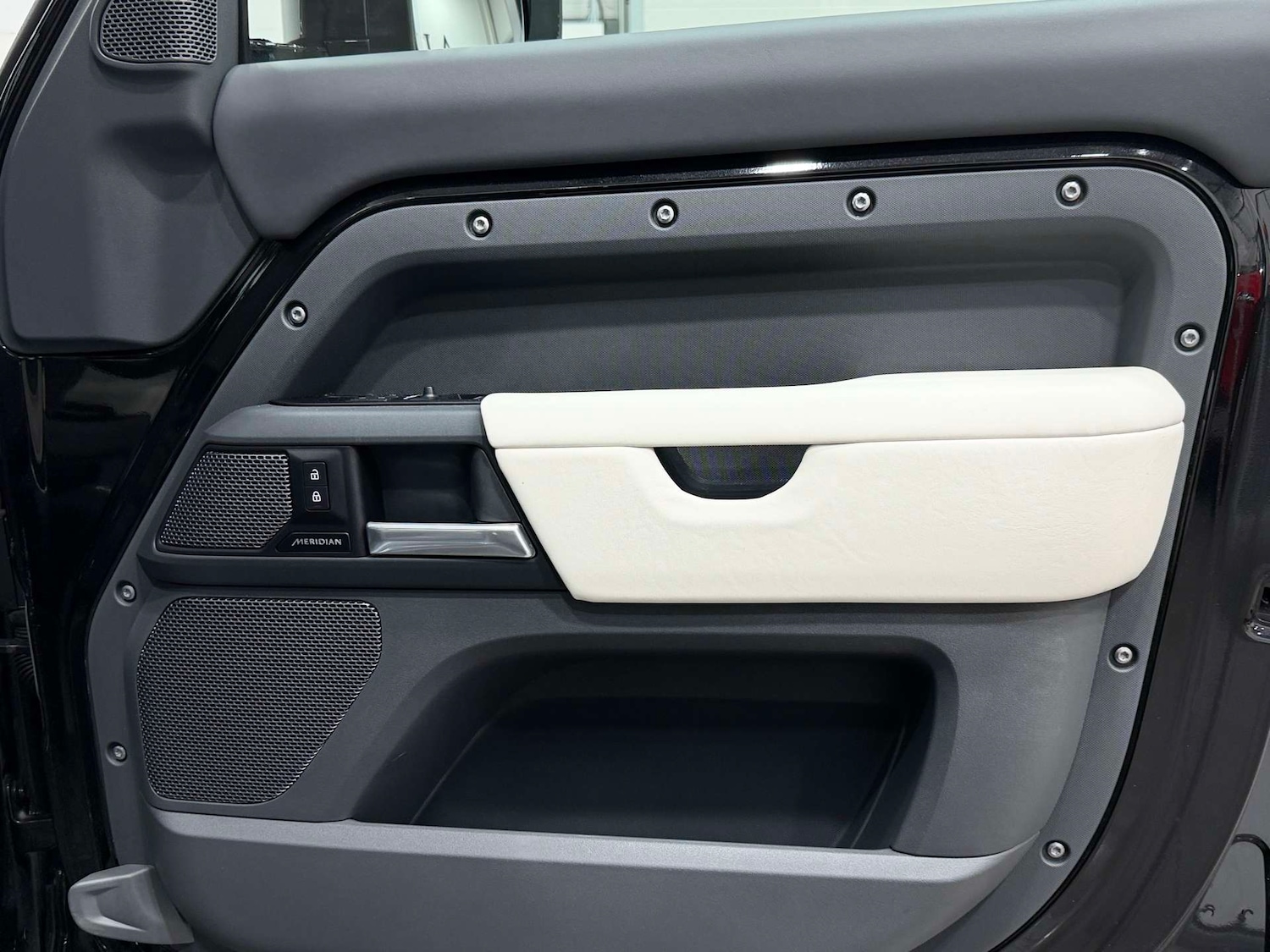 Used Land Rover Defender 2024 for sale - 77833939: Photo 40