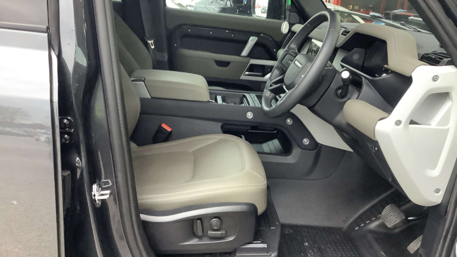 Used Land Rover Defender 2023 for sale - 77137422: Photo 5