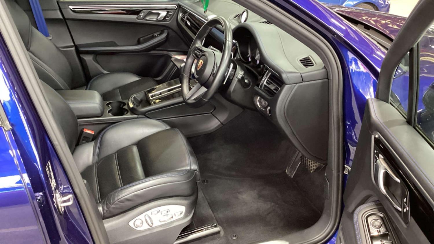 Used Porsche Macan 2023 for sale - 76354277: Photo 2