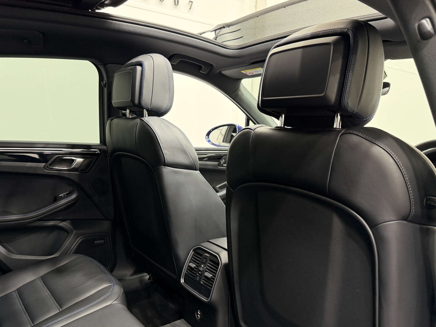 Used Porsche Macan 2023 for sale - 76354277: Photo 22