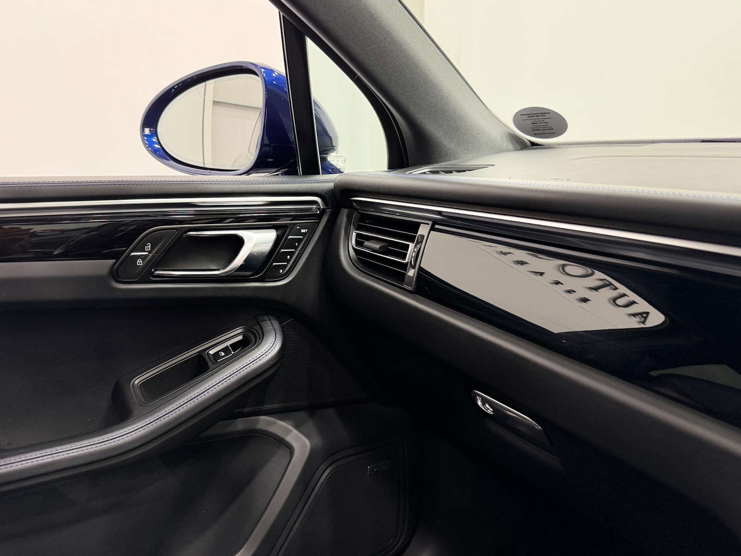 Used Porsche Macan 2023 for sale - 76354277: Photo 46