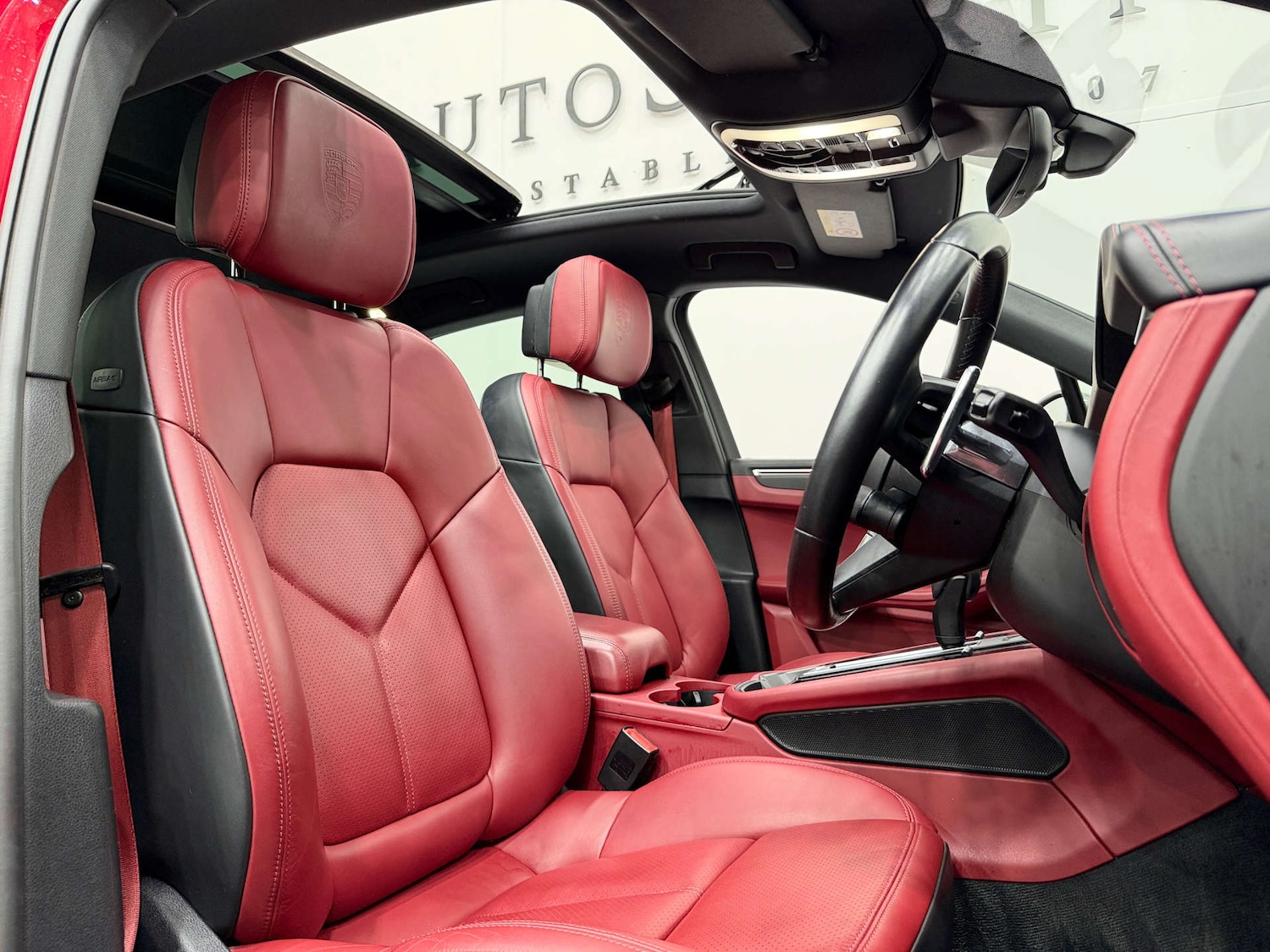 Used Porsche Macan 2022 for sale - 77833849: Photo 2