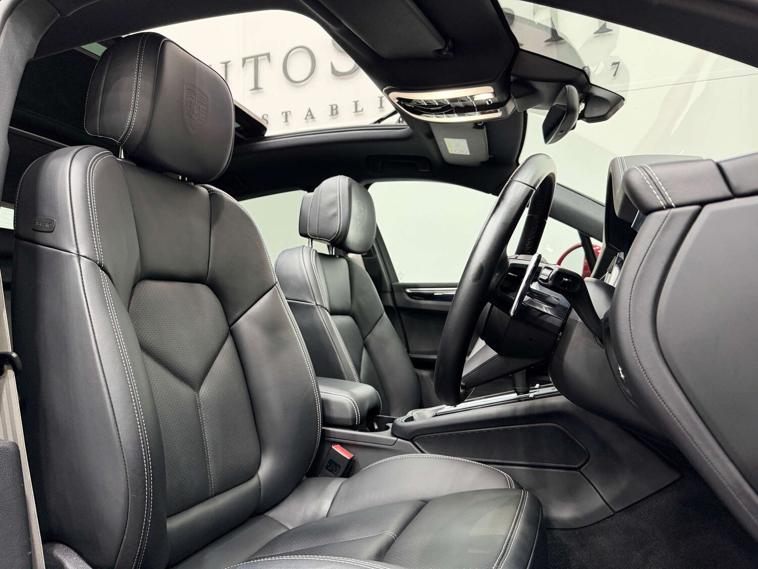 Used Porsche Macan 2023 for sale - 76567770: Photo 2