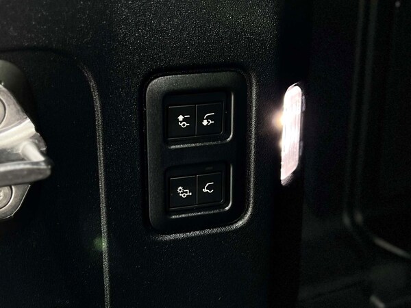 Used Land Rover Defender 2021 for sale - 76277585: Photo 28