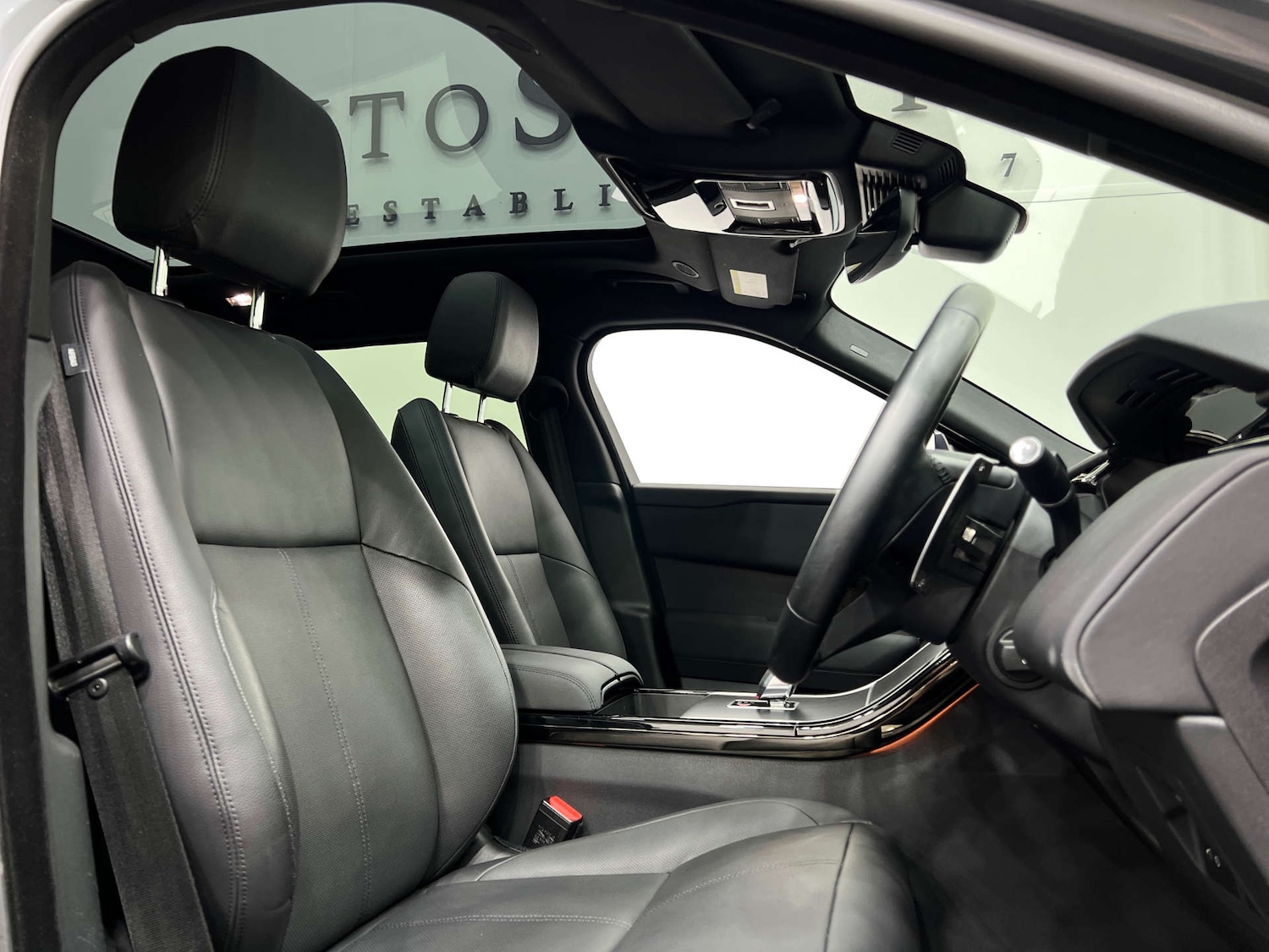 Used Land Rover Range Rover Velar 2023 for sale - 76223031: Photo 2