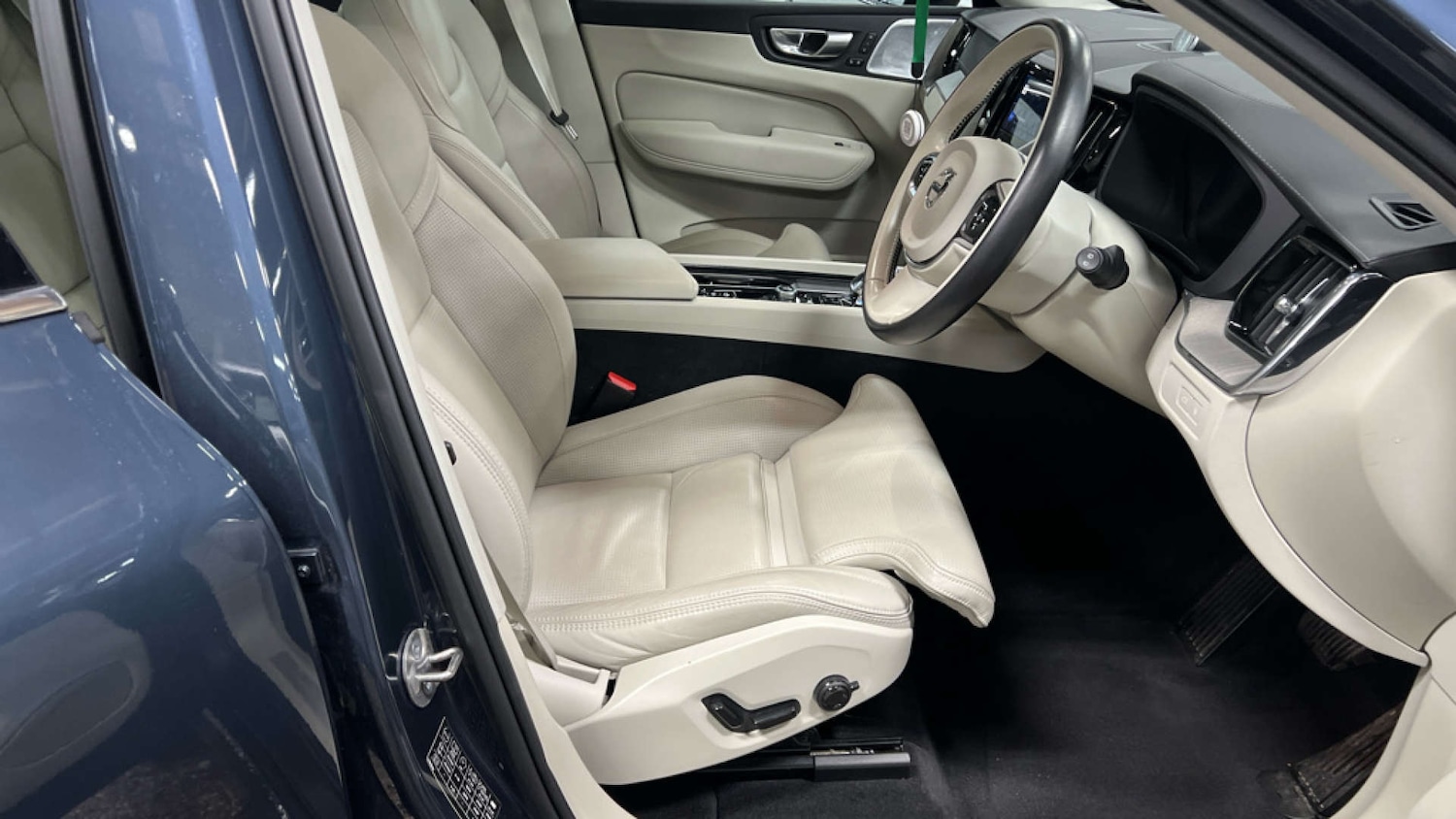 Used Volvo XC60 2023 for sale - 76724050: Photo 2